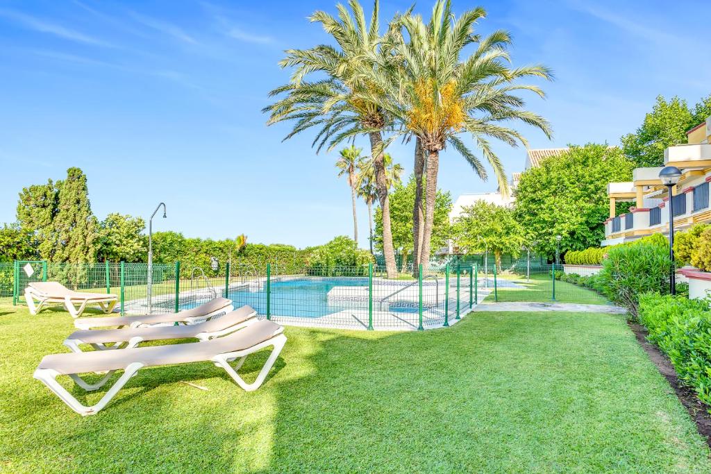 Basen w obiekcie Modern beach apartment Romana Playa 723 in Marbella, Elviria lub w pobliżu