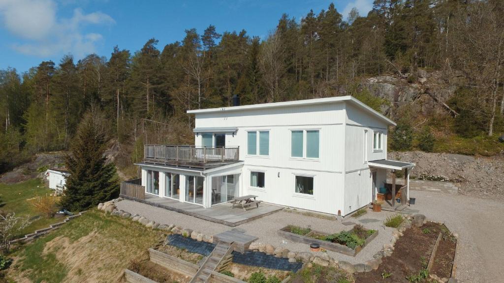 een luchtzicht op een wit huis in het bos bij Lovely villa with a view of the Byfjorden and Uddevalla in Uddevalla