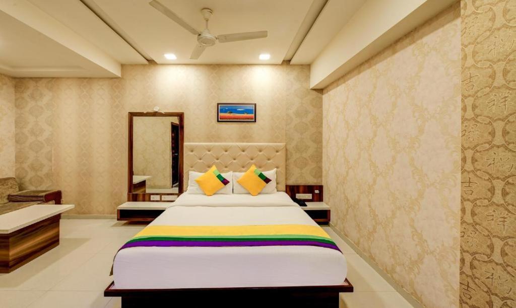 um quarto com uma cama grande num quarto em Hotel Landmark inn em Ahmedabad