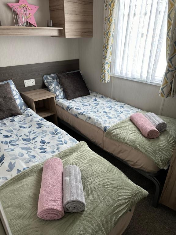 Habitación con 2 camas y toallas. en LOIRE, en Skegness