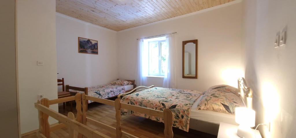 Posteľ alebo postele v izbe v ubytovaní Studio Apartman Kaštel Kambelovac