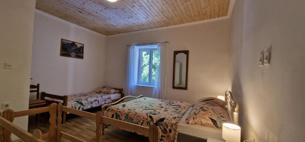 Posteľ alebo postele v izbe v ubytovaní Studio Apartman Kaštel Kambelovac