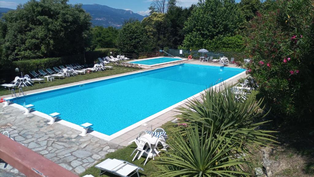 uma vista superior de uma piscina com cadeiras em Mirasole Holiday House em Leggiuno