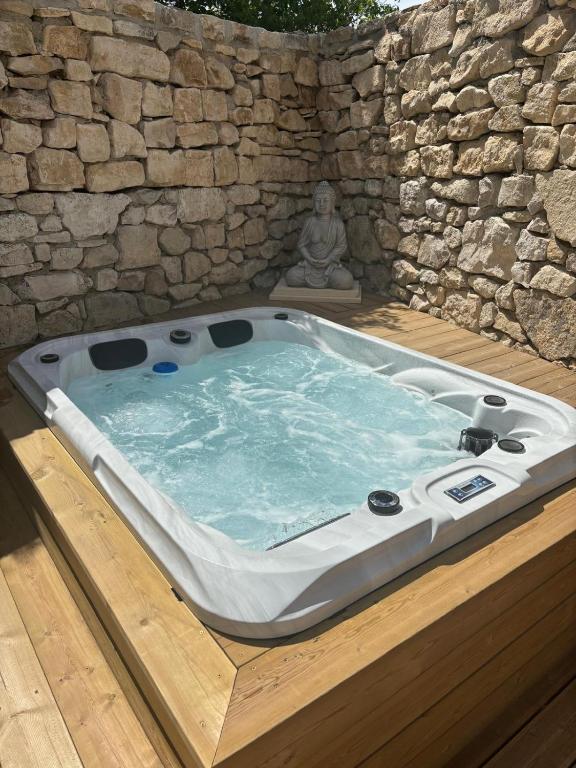 Fotografie z fotogalerie ubytování Chez Danièle chambre avec jacuzzi et terrasse privée v destinaci Murs