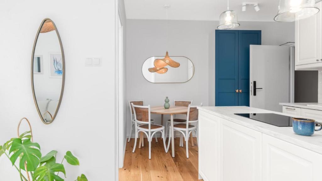 eine Küche mit einem Tisch und einem blauen Kühlschrank in der Unterkunft Family Apartments Portova in Gdynia