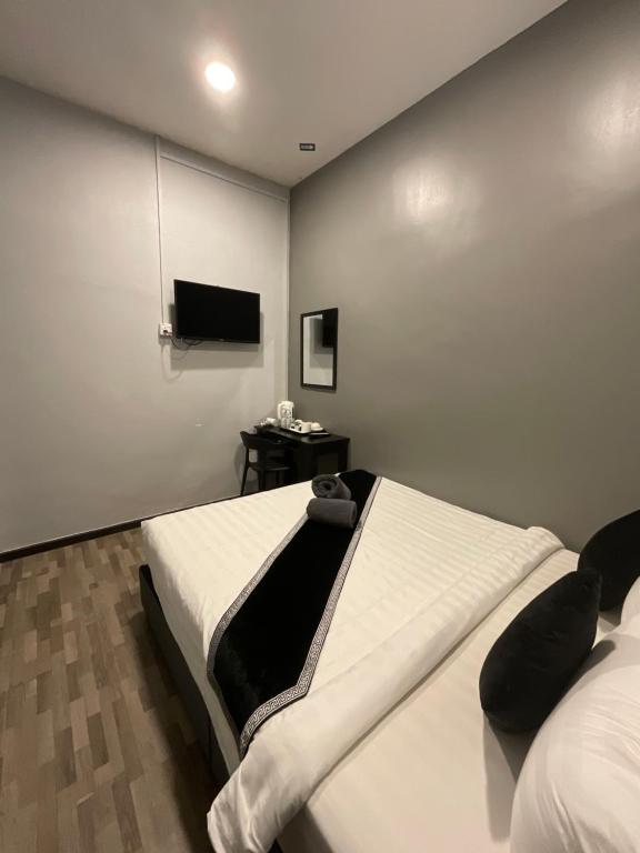 The Sky Inn - Queen Room With Two Queen Beds
