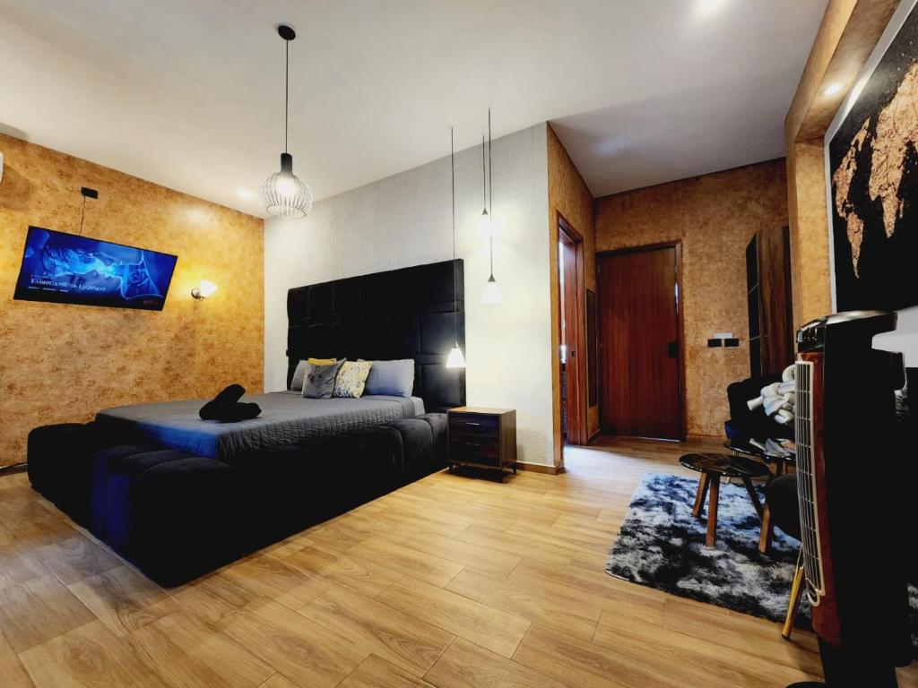 a bedroom with a bed and a desk in a room at Suite en Tlaquepaque centro in Guadalajara