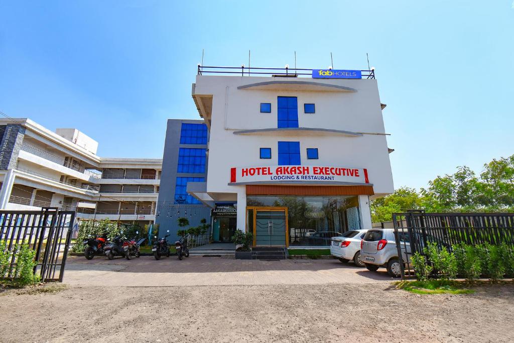 Un edificio con un cartello che dice "I hotel American Initiative" di FabHotel Akash Executive ad Aurangabad