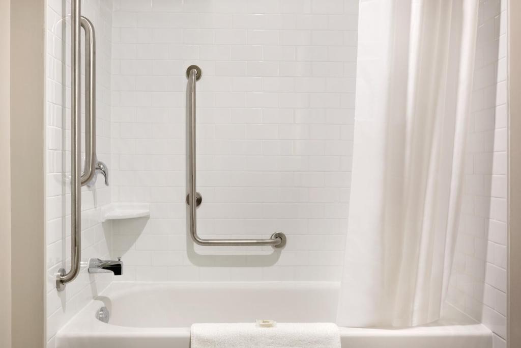 Days Inn & Suites by Wyndham Lindsay - Queen Room - No Fumar