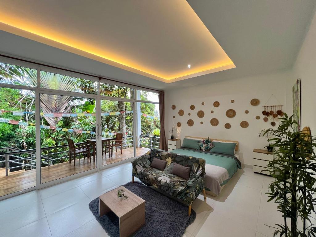 1 dormitorio con cama, sofá y mesa en Beach Jungle, en Ko Chang
