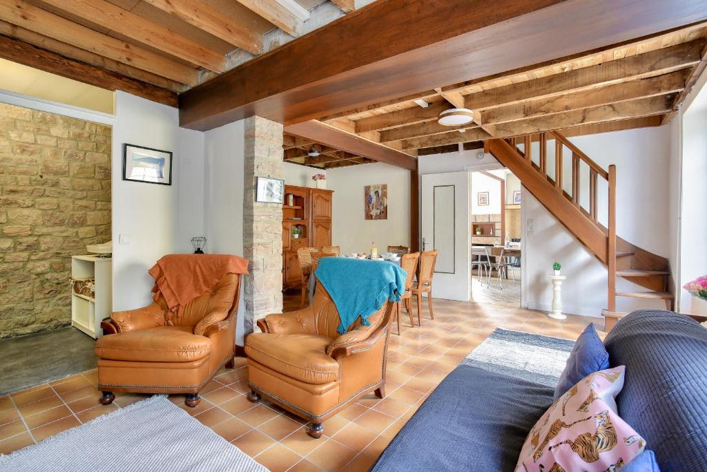 un salon avec un canapé et deux chaises dans l'établissement Belle demeure de pierre au calme à Erquy, à Erquy