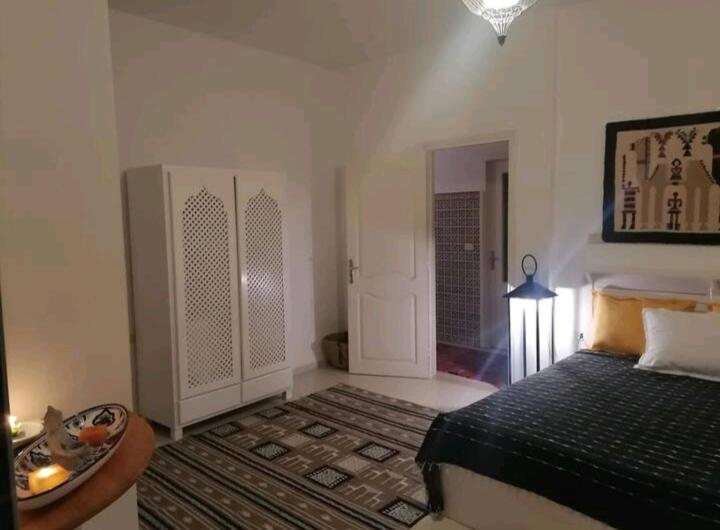 Postel nebo postele na pokoji v ubytování Les Sons du Jardin Monastir