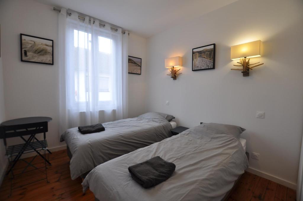Un pat sau paturi într-o cameră la Charmante maison en plein cœur d'ETAPLES