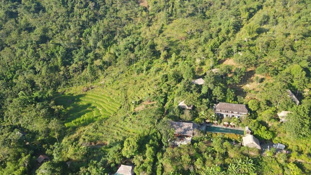 una vista aerea di una casa sul fianco di una montagna di Pu Luong Eco Garden a Pu Luong