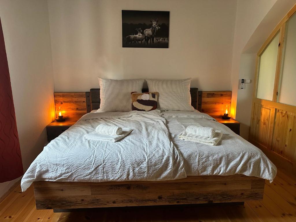 1 dormitorio con 1 cama con 2 toallas en Göcsej Kapuja Vendégház 