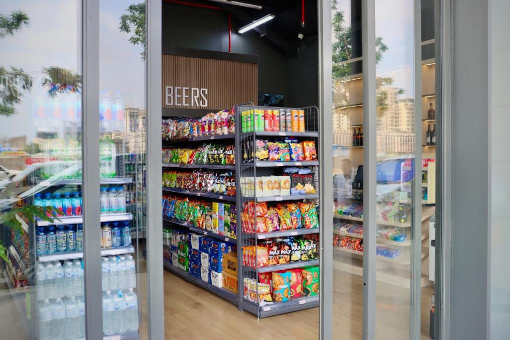 Supermarket nebo jiné obchody v  hotelu nebo okolí