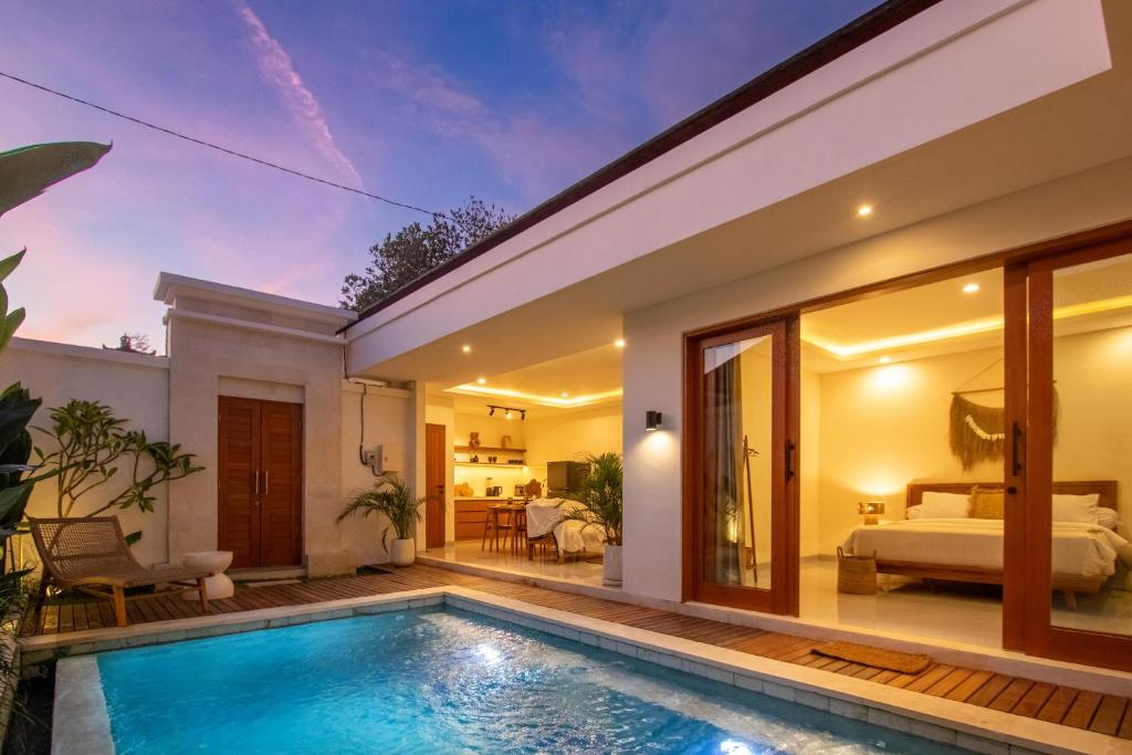 Balibay 1 - New Private Villa in Canggu - Best place for walk في كيروبوكان: صورة فيلا بها حمام سباحة