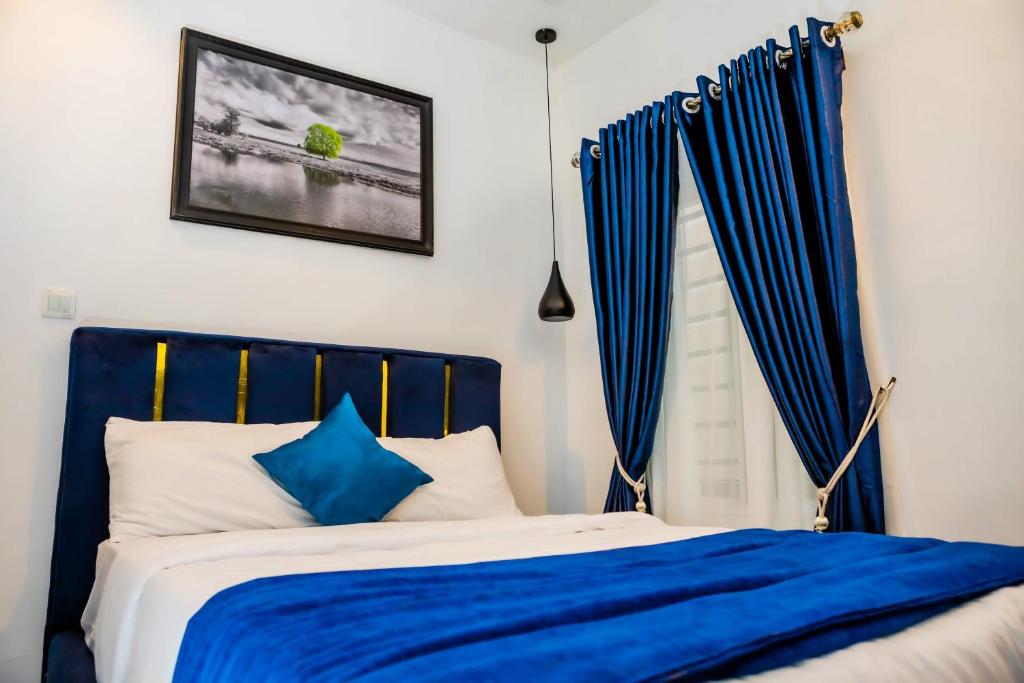 Postel nebo postele na pokoji v ubytování El Elyon Hotel and Suites