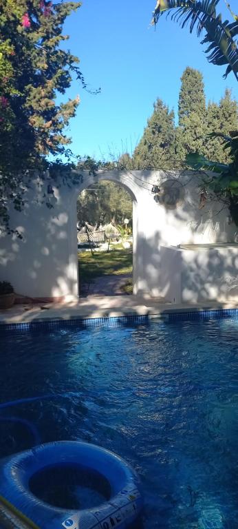 Bazén v ubytování Les Sons du Jardin Monastir nebo v jeho okolí