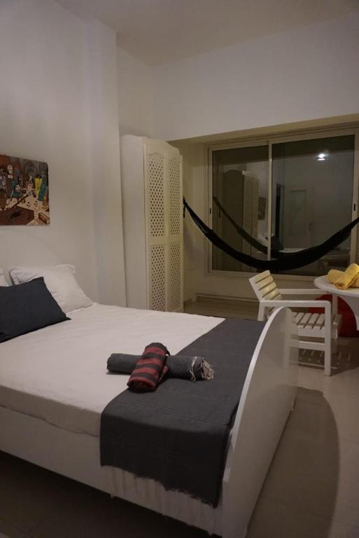 Postel nebo postele na pokoji v ubytování Les Sons du Jardin Monastir