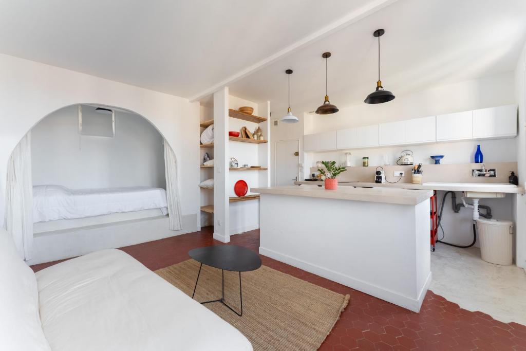Il comprend une cuisine et un salon avec un lit et une table. dans l'établissement Paisible cocon au cœur du 7eme, à Marseille