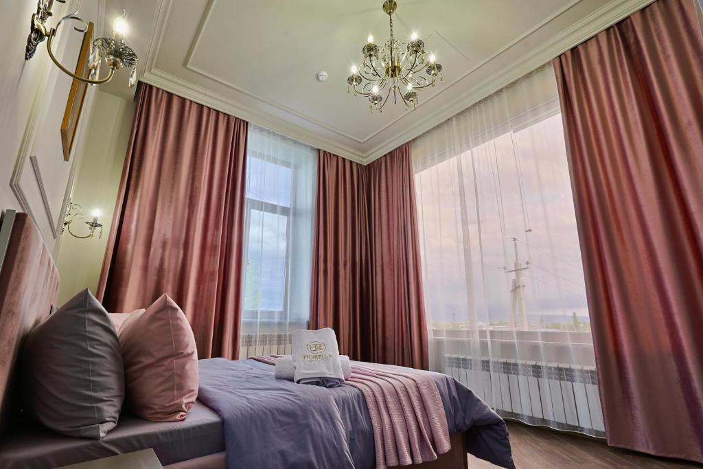 久姆里的住宿－Fiorella Gyumri，一间卧室设有一张床和一个大窗户