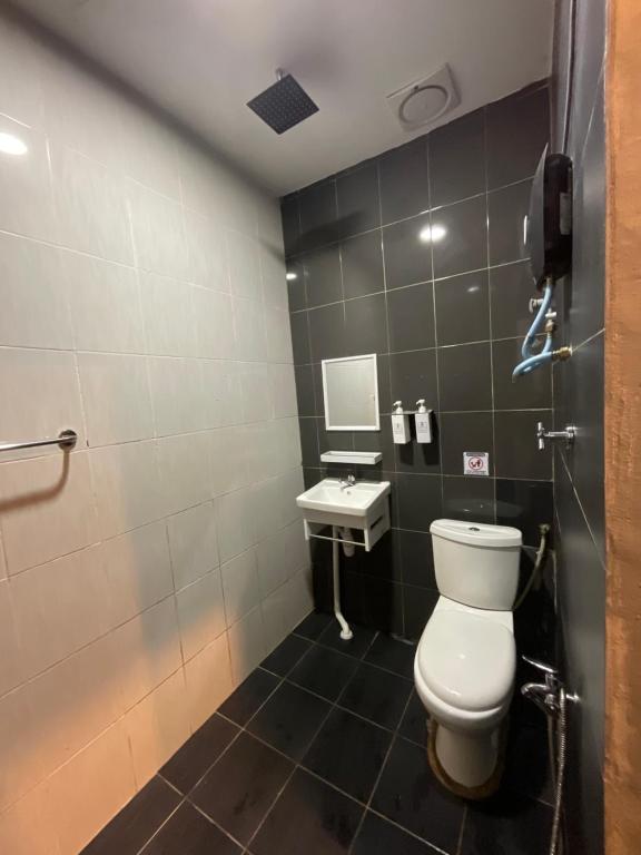 The Sky Inn - Triple Room With Balcony