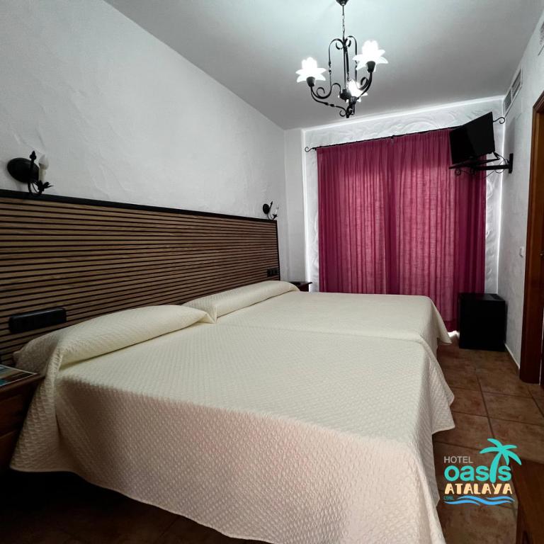 Posteľ alebo postele v izbe v ubytovaní Hotel Oasis Atalaya