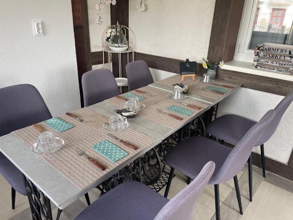 A seating area at Platán Apartmanház