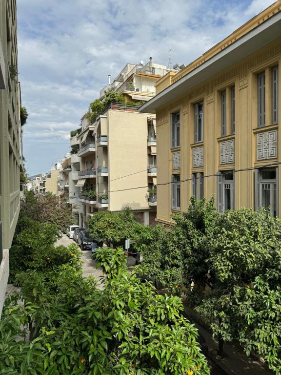 uitzicht op een straat met gebouwen bij 1 BedRoom Apt - Live Like A Local In Kolonaki in Athene