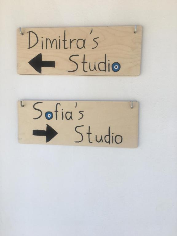 deux signes avec flèches pointant touador et santiago dans l'établissement Dimitras Studio, 