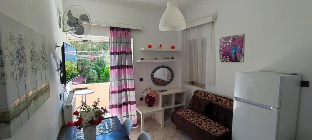un piccolo soggiorno con divano e finestra di Chania City Apartments a Chania