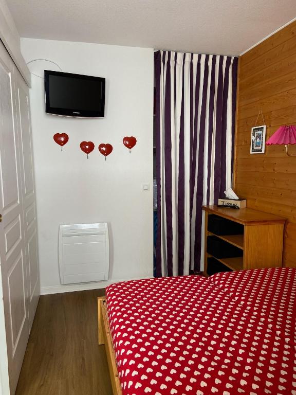 Posteľ alebo postele v izbe v ubytovaní Pied des Pistes, 2 pièces, 6pers, Piscine et Sauna