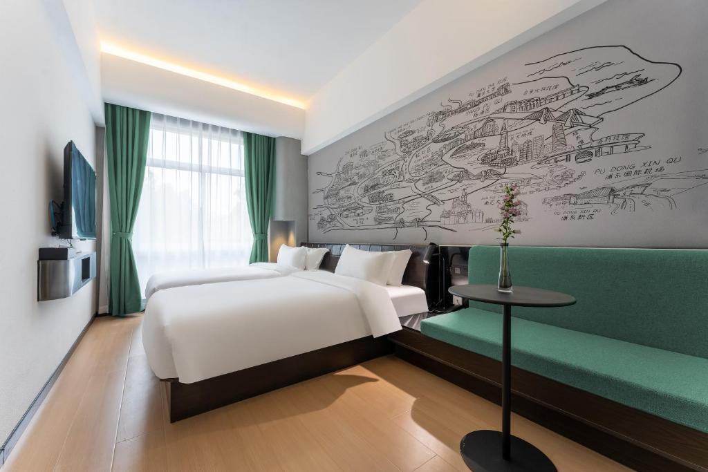 Postel nebo postele na pokoji v ubytování Shanghai Pudong Xiangguo Hotel
