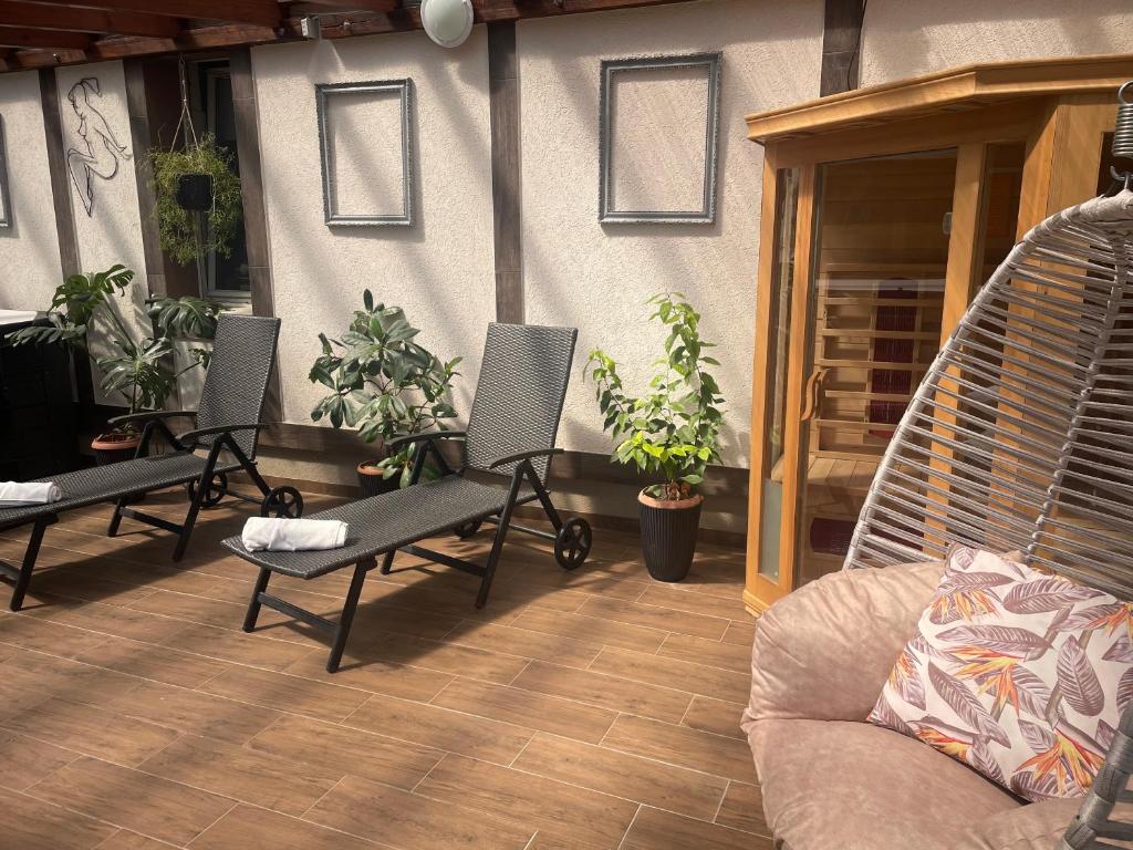 A seating area at Platán Apartmanház