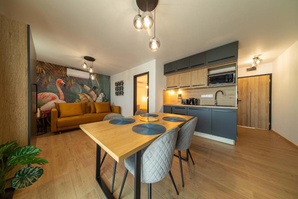 蘇提萬的住宿－The Good Place，一间厨房和客厅,客厅内配有木桌。