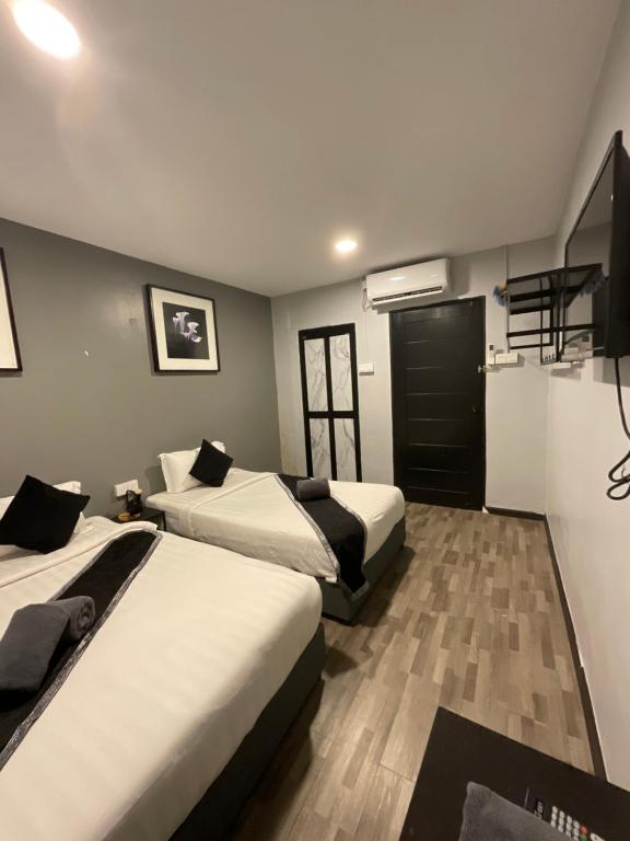 The Sky Inn - Triple Room With Bathroom
