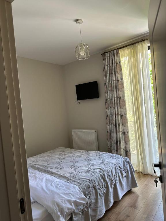 Postel nebo postele na pokoji v ubytování LARDA TBILISI