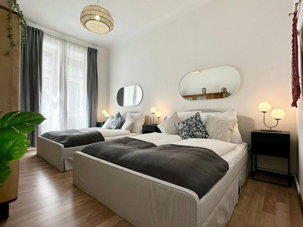 1 Schlafzimmer mit 2 Betten und einem Spiegel in der Unterkunft Wurmbstraße in Wien