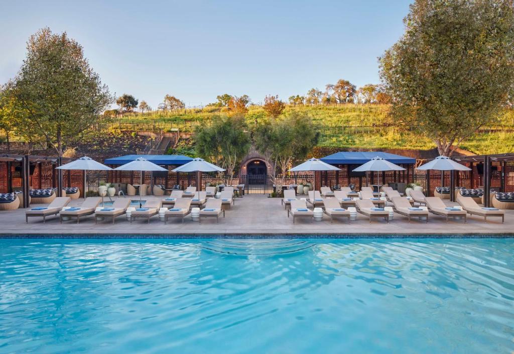 納帕的住宿－梅麗泰治水療度假酒店，一个带躺椅和遮阳伞的游泳池