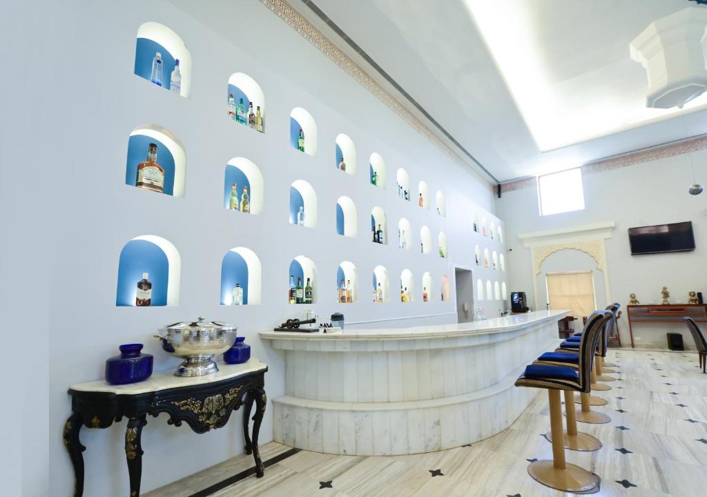 TV a/nebo společenská místnost v ubytování Fort Rajwada,Jaisalmer