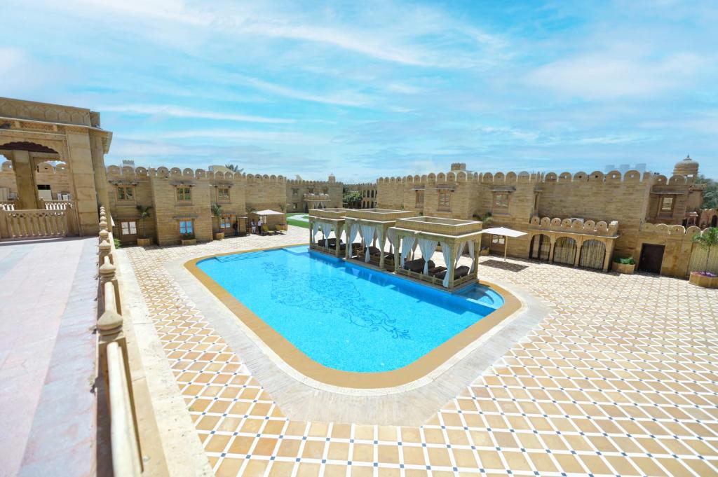 Bazén v ubytování Fort Rajwada,Jaisalmer nebo v jeho okolí