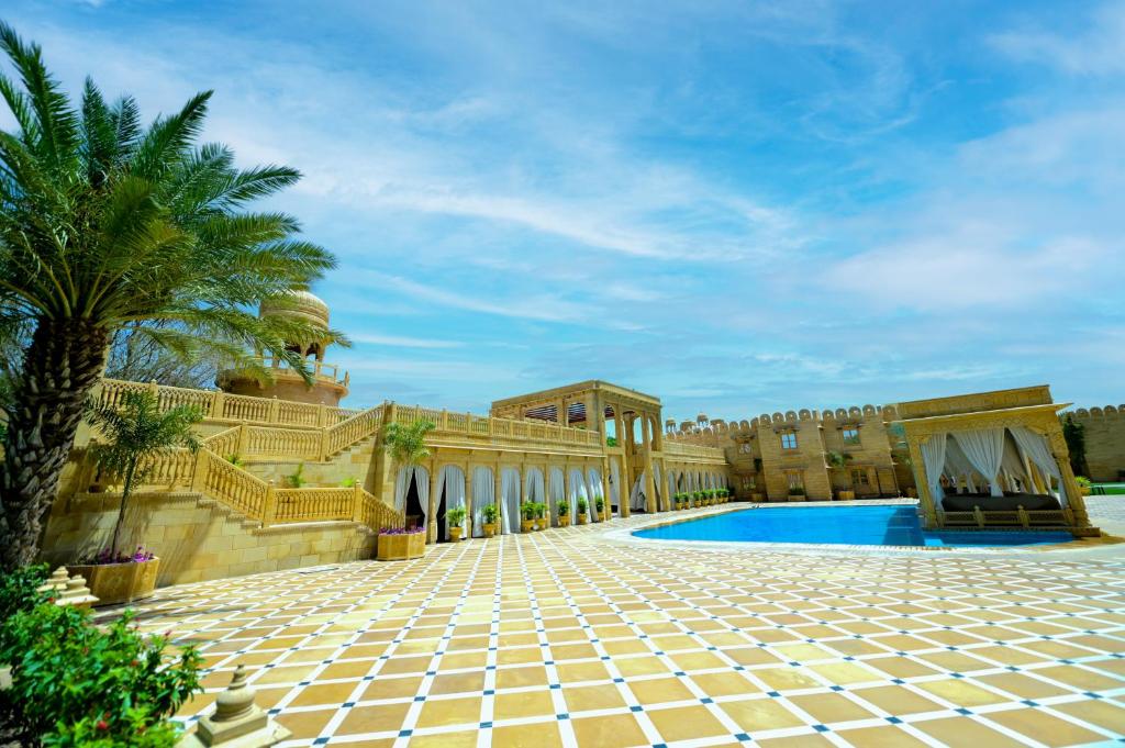Bazén v ubytování Fort Rajwada,Jaisalmer nebo v jeho okolí
