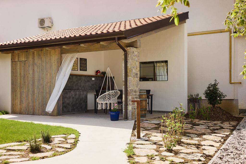 un patio con padiglione in una casa di VIPAVA river house a Vipava (Vipacco)