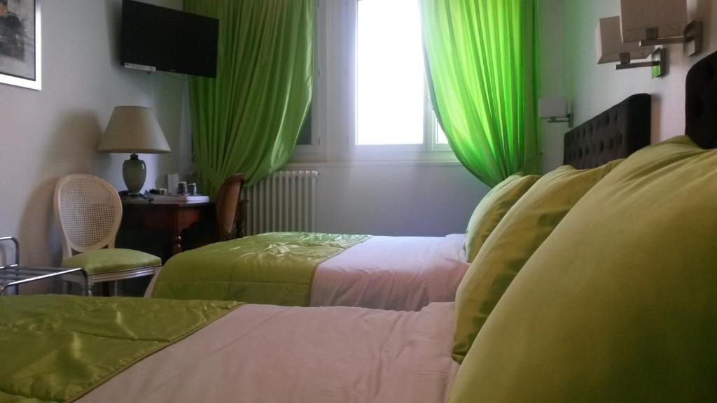Kyriad Saumur Hyper Centre Hôtel, Appartements, Séminaires et SPA soins Sothys Paris - ファミリールーム（大人4名）