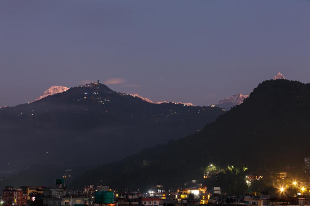 Pemandangan gunung umum atau pemandangan gunung yang diambil dari hotel