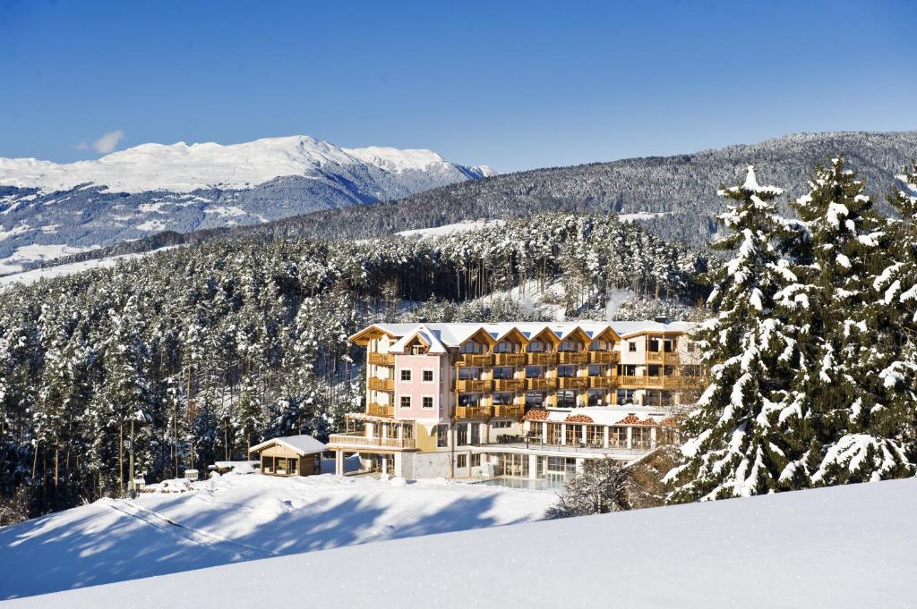 Nespecifikovaný výhled na hory nebo výhled na hory při pohledu z hotelu