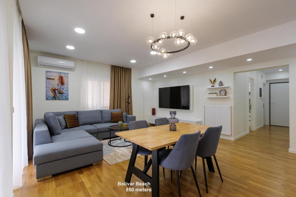 sala de estar con mesa y sofá en Magnificent Riviera Residence, en Atenas