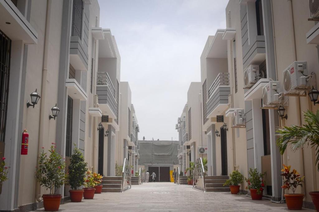 Xefan Hotels في كراتشي: زقاق فارغ في مبنى به نباتات الفخار
