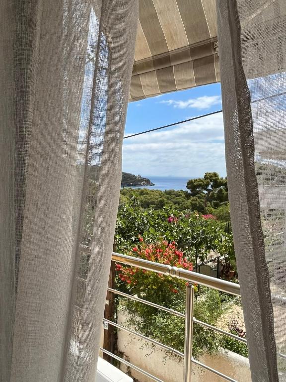 una ventana con vistas al océano en Oelia Rooms & Apartments en Agia Marina Aegina